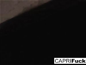 Capri Cavanni have fun with her wet beaver